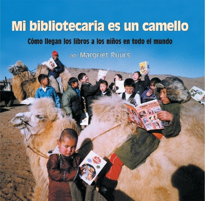 Mi bibliotecaria es un camello (My Librarian is a Camel): Cómo llegan los libros a los niños en todo el mundo by Margriet Ruurs