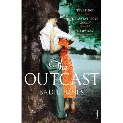 The Outcast [Large Print] by Sadie Jones